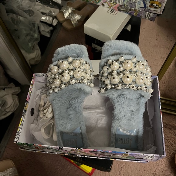 Pearl Slides - Picture 2 of 4